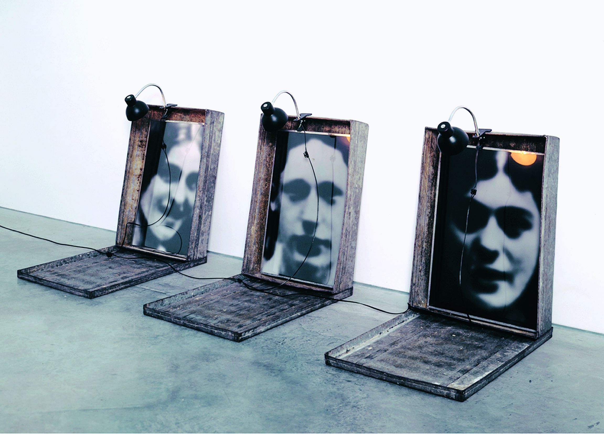 Christian Boltanski
Monuments, 1987
fotografie incorniciate, scatole di metallo, lampadine / framed photos, metal sheet boxes, lightbulbs
dimensioni variabili / dimensions variable 
© C. Boltanski