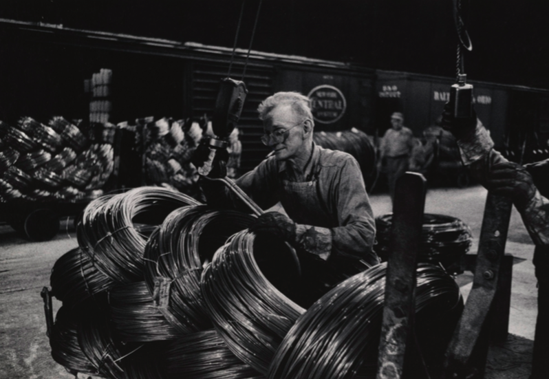 W.Eugene Smith (USA, 1918-1978). Operaio di un’acciaieria che prepara le bobine / Mill Man Loading Coiled Steel, 1955-1957
(stampa ai sali d’argento / gelatin silver print 7 22.86 x 34.61 cm)
Carnegie Museum of Art, Pittsburgh. Gift of the Carnegie Library of Pittsburgh, Lorant Collection. © W. Eugene Smith / Magnum Photos
