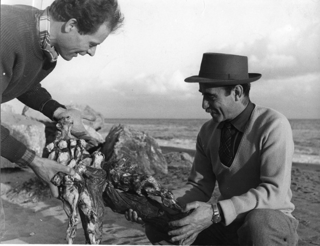 Lucio Fontana e Agenore Fabbri in Spiaggia ad Albisola, primi anni 50. Courtesy Fondazione Lucio Fontana_small