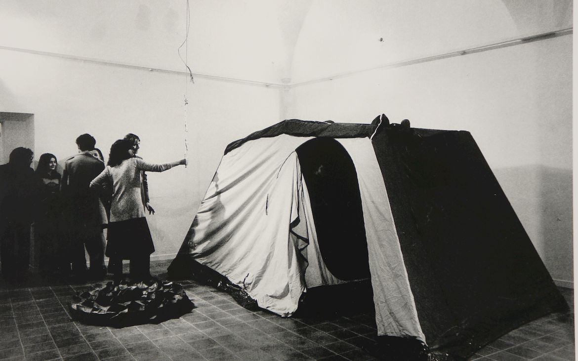Luciano Fabro vista d’insieme della mostra agli Incontri Internazionali d’Arte, Roma 1971. © Massimo Piersanti, Roma.