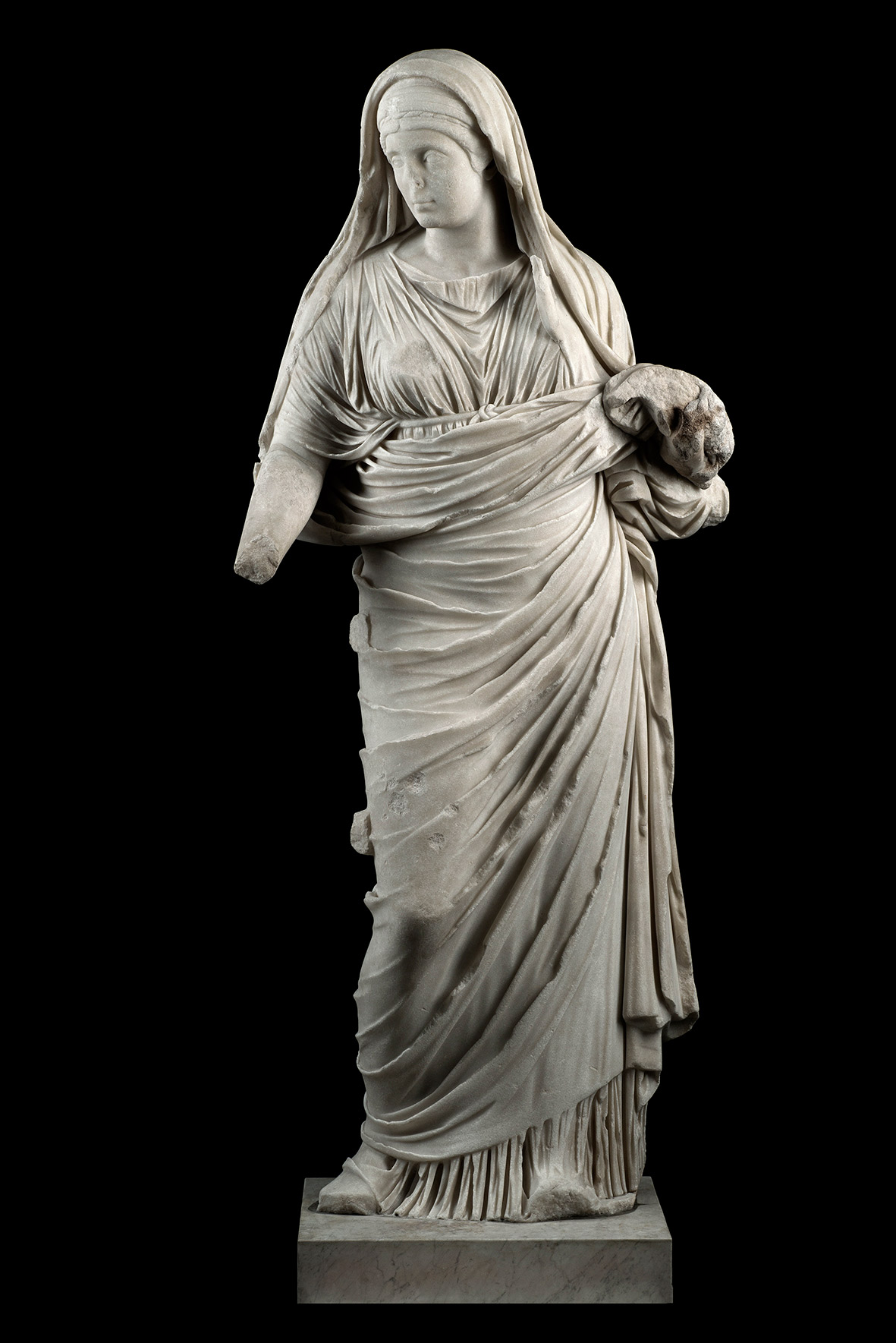 Statua-di-Vestale-marmo-bianco-a-grana-cristallina-medio-fine-probabilmente-pario-©-Luigi-Spina.-web